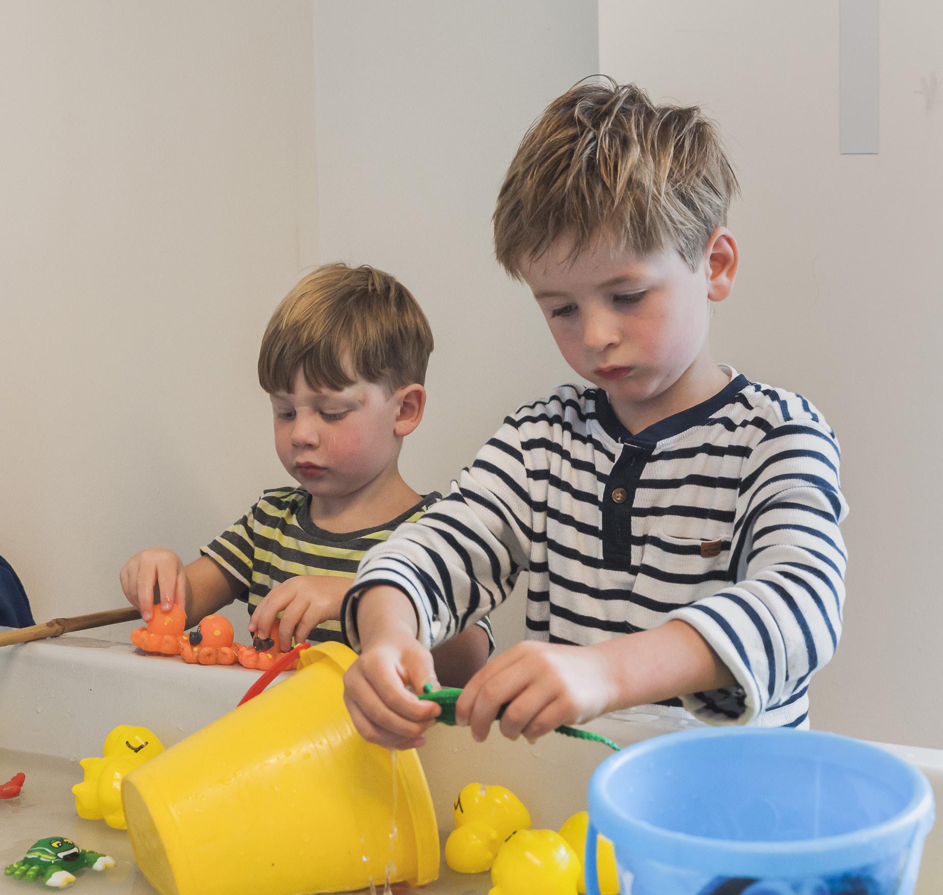 Kinderen spelen met speelgoed in de waterbak op Openbare Basisschool De Hasselbraam in Haaren. Kinderen spelen met speelgoed in de waterbak op Openbare Basisschool De Hasselbraam in Haaren.