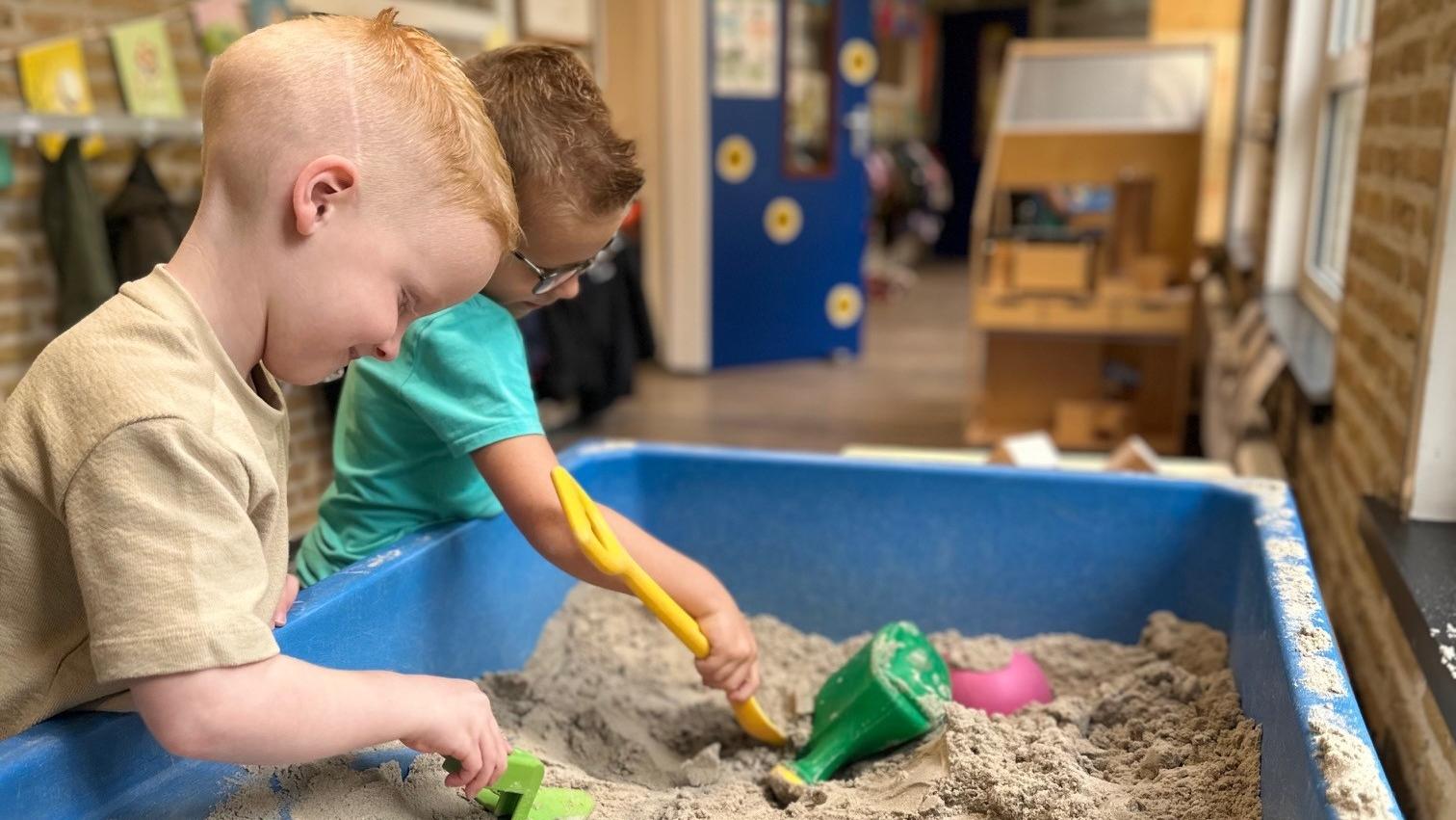 Kinderen spelen met speelgoed in de zandbak op Basisschool Aventurijn in Houten. Kinderen spelen met speelgoed in de zandbak op Basisschool Aventurijn in Houten.