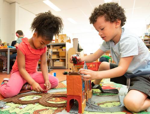 Kinderen spelen met speelgoed in het klaslokaal van De Kleine Keizer in Den Haag. Kinderen spelen met speelgoed in het klaslokaal van De Kleine Keizer in Den Haag.