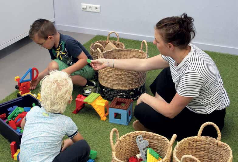 Kinderen spelen met speelgoed onder begeleiding van een leerkracht in de klas van basisschool De Vlindertuin in Voorthuizen. Kinderen spelen met speelgoed onder begeleiding van een leerkracht in de klas van basisschool De Vlindertuin in Voorthuizen.