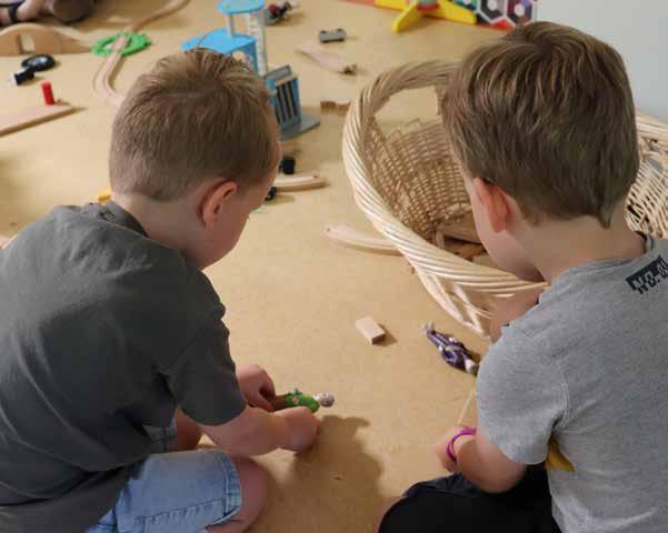 Kinderen spelen met speelgoed op het schoolplein van Protestants Christelijke Basisschool De Schakel in Leersum. Kinderen spelen met speelgoed op het schoolplein van Protestants Christelijke Basisschool De Schakel in Leersum.