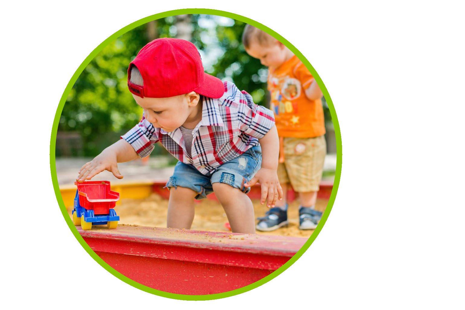 Kinderen spelen met speelgoed op het schoolplein van SOL De Bron in Hendrik-Ido-Ambacht. Kinderen spelen met speelgoed op het schoolplein van SOL De Bron in Hendrik-Ido-Ambacht.