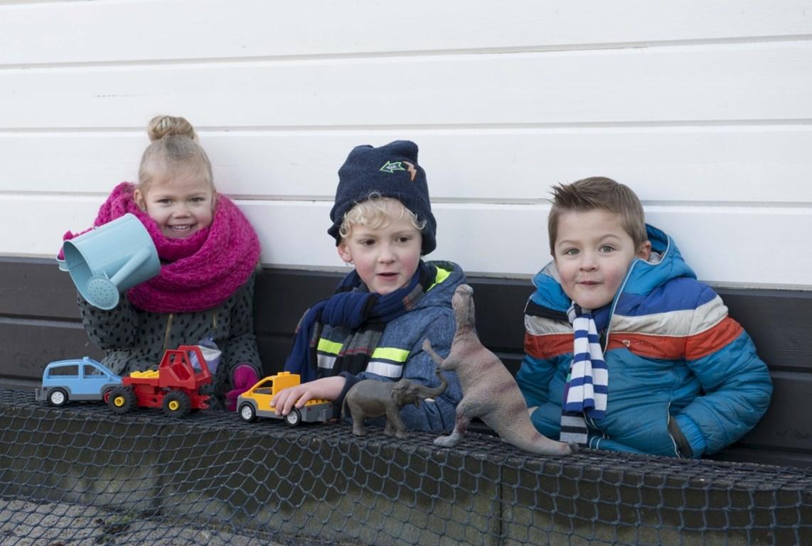 Kinderen spelen met speelgoed op het schoolplein van TVH Jenaplanschool de Tandem in Hoorn. Kinderen spelen met speelgoed op het schoolplein van TVH Jenaplanschool de Tandem in Hoorn.