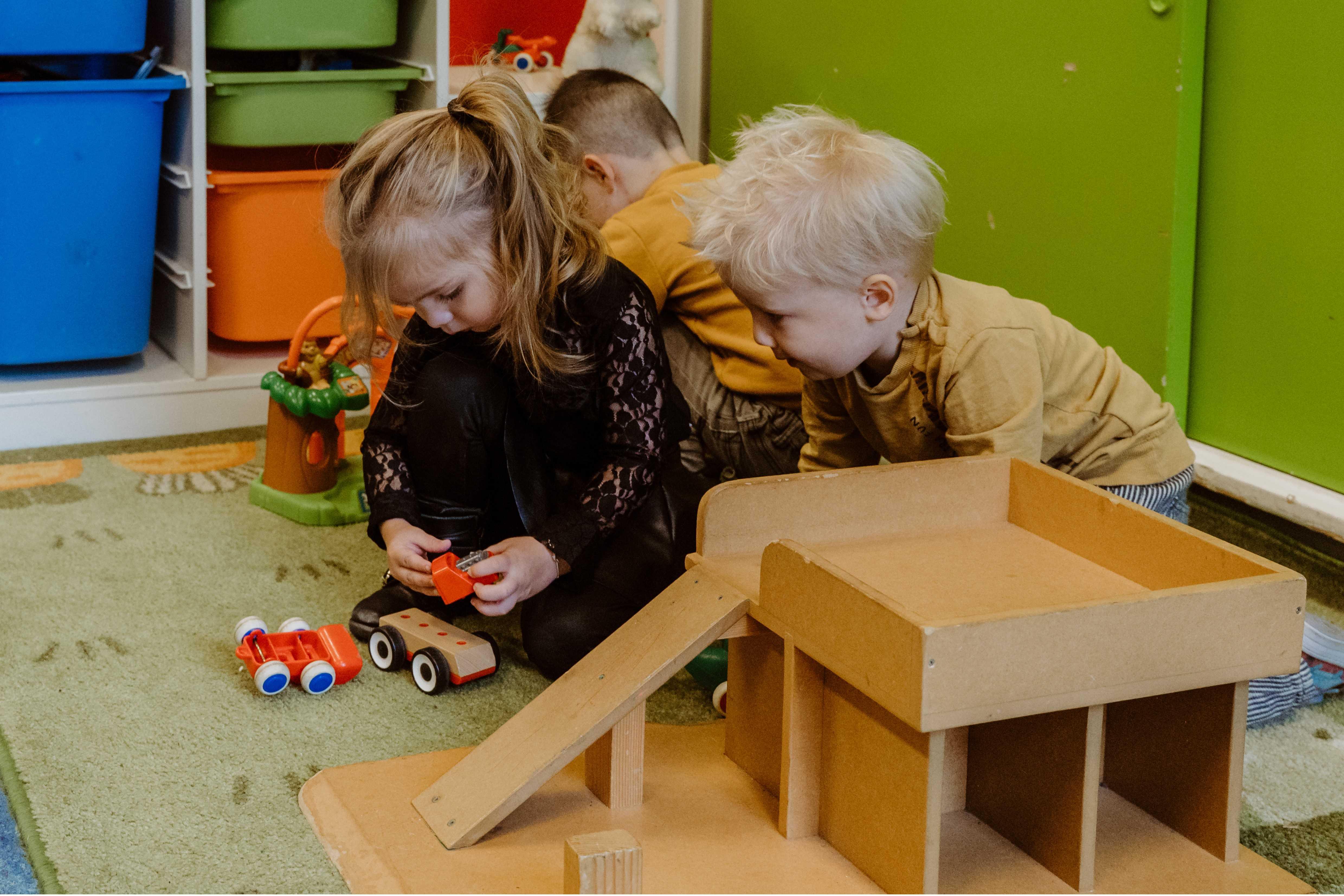 Kinderen spelen met speelgoedauto's en een houten speelgoedconstructie in de Sint-Henricusschool in Klazienaveen. Kinderen spelen met speelgoedauto's en een houten speelgoedconstructie in de Sint-Henricusschool in Klazienaveen.