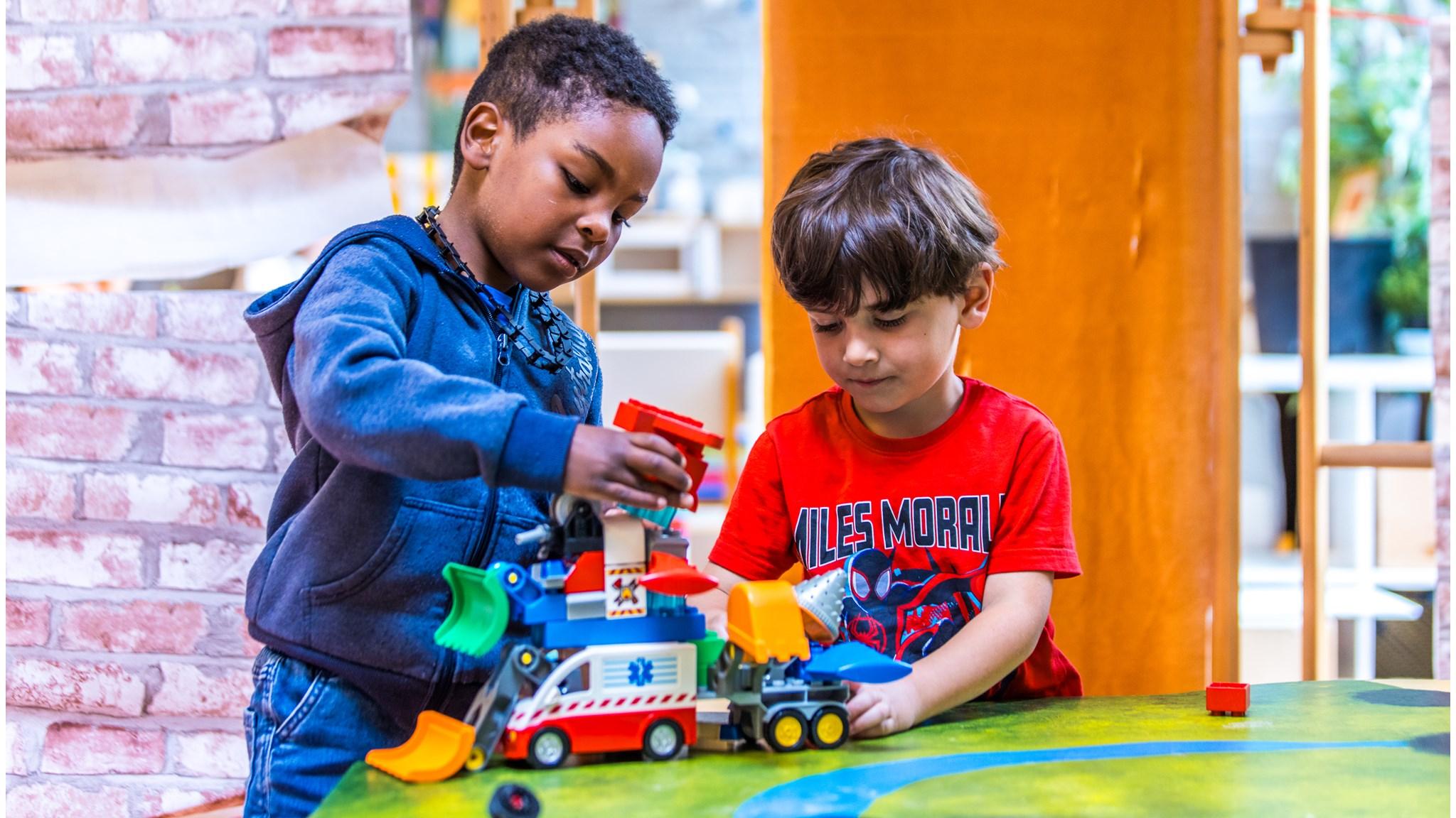 Kinderen spelen met speelgoedauto's op CBS De Parel in Roden. Kinderen spelen met speelgoedauto's op CBS De Parel in Roden.