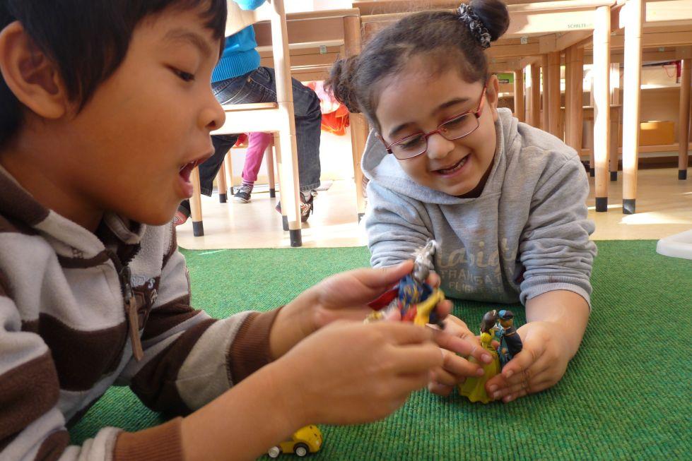 Kinderen spelen met speelgoedfiguren in de klas van de Parkschool in Delft. Kinderen spelen met speelgoedfiguren in de klas van de Parkschool in Delft.
