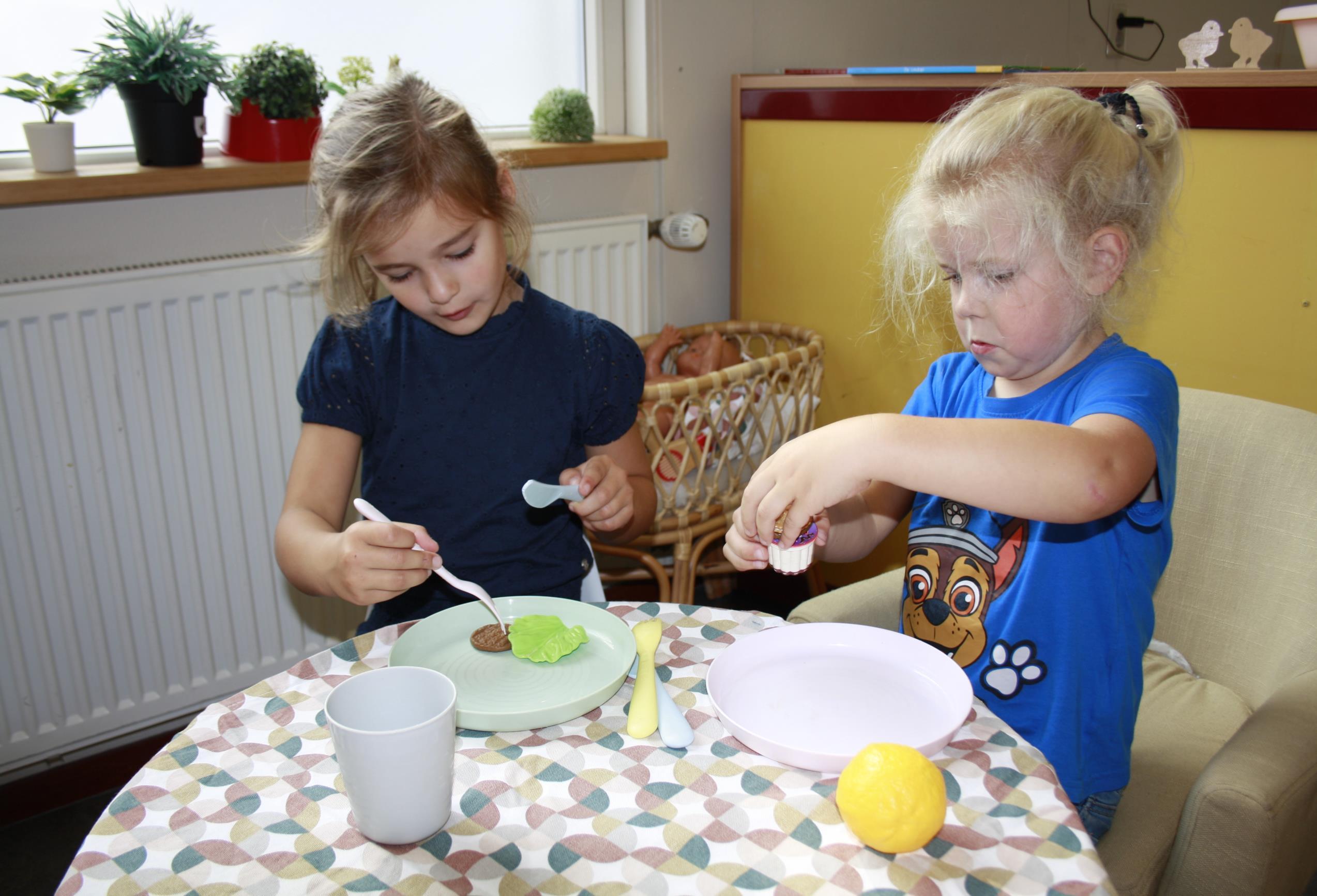 Kinderen spelen met speelvoedsel in de Basisschool Jan Ligthart in Zelhem.