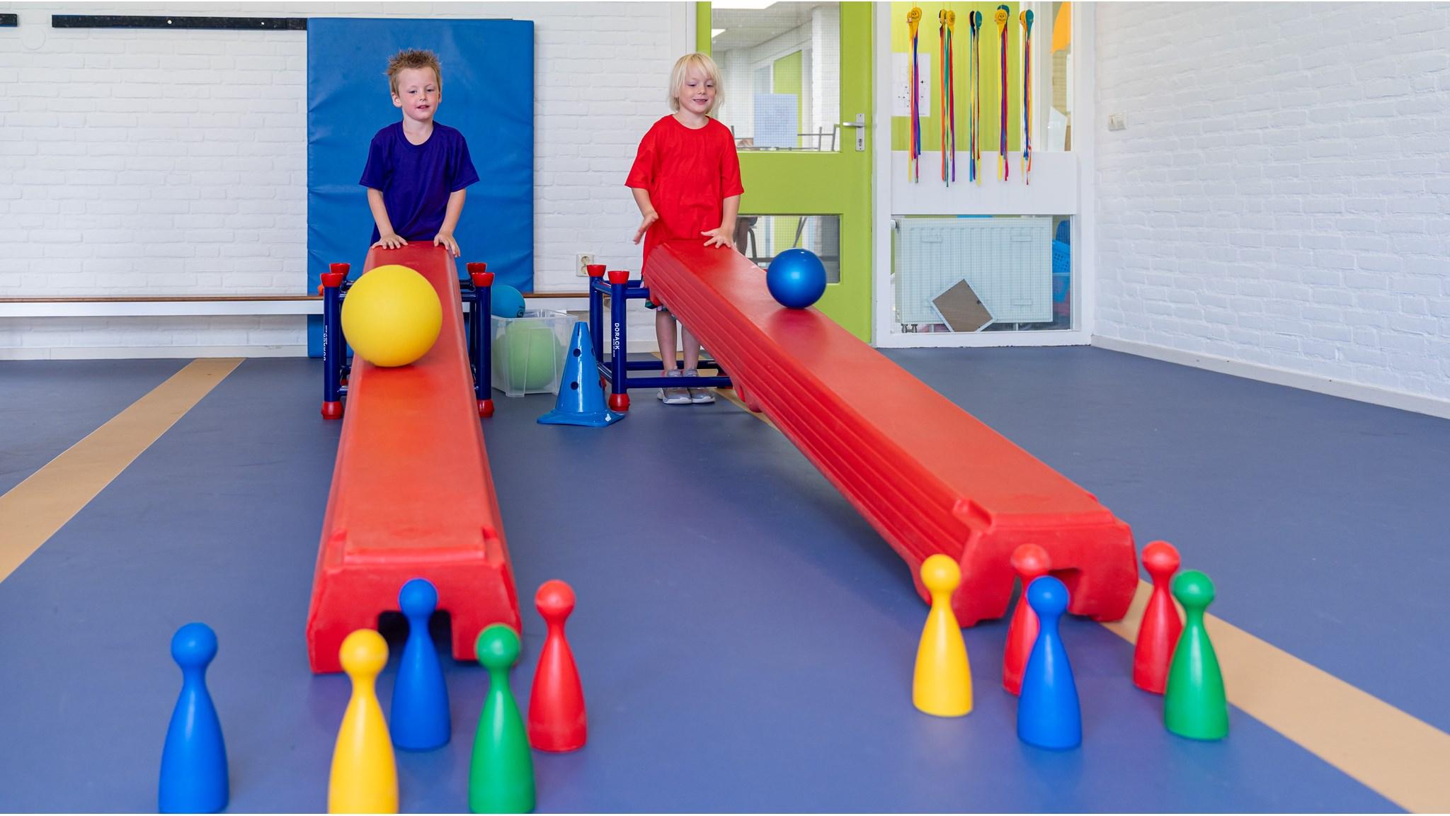 Kinderen spelen met sport- en spelmateriaal op de Christelijke Basisschool De Schakel in Dronten. Kinderen spelen met sport- en spelmateriaal op de Christelijke Basisschool De Schakel in Dronten.