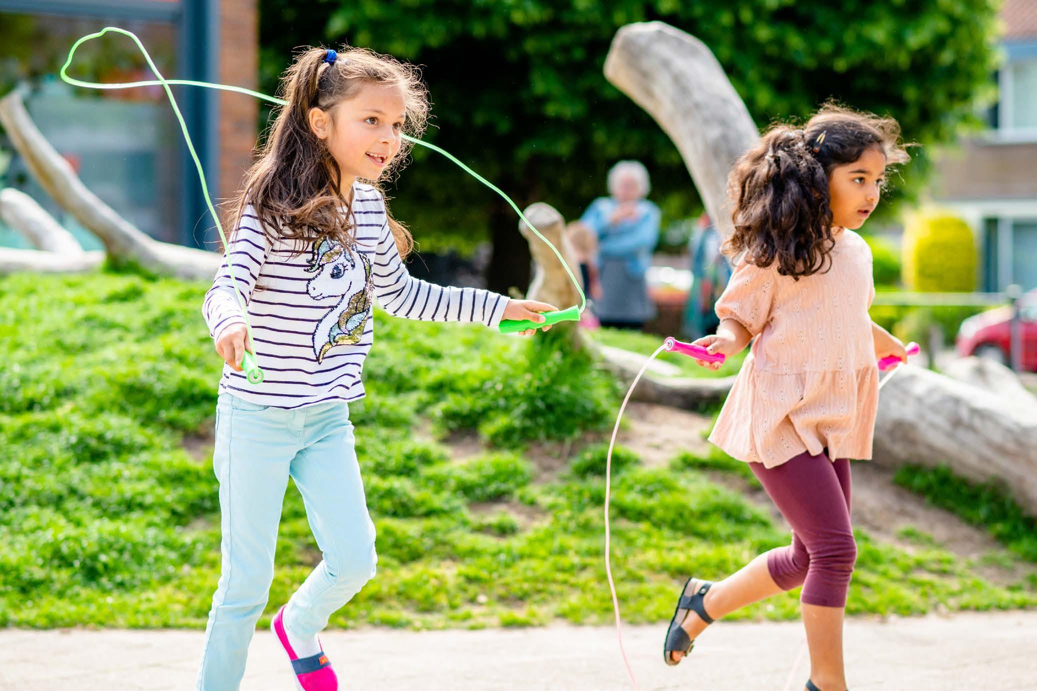 Kinderen spelen met springtouwen op het schoolplein van Chr. Basisschool Het Mozaiek in Zwolle. Kinderen spelen met springtouwen op het schoolplein van Chr. Basisschool Het Mozaiek in Zwolle.