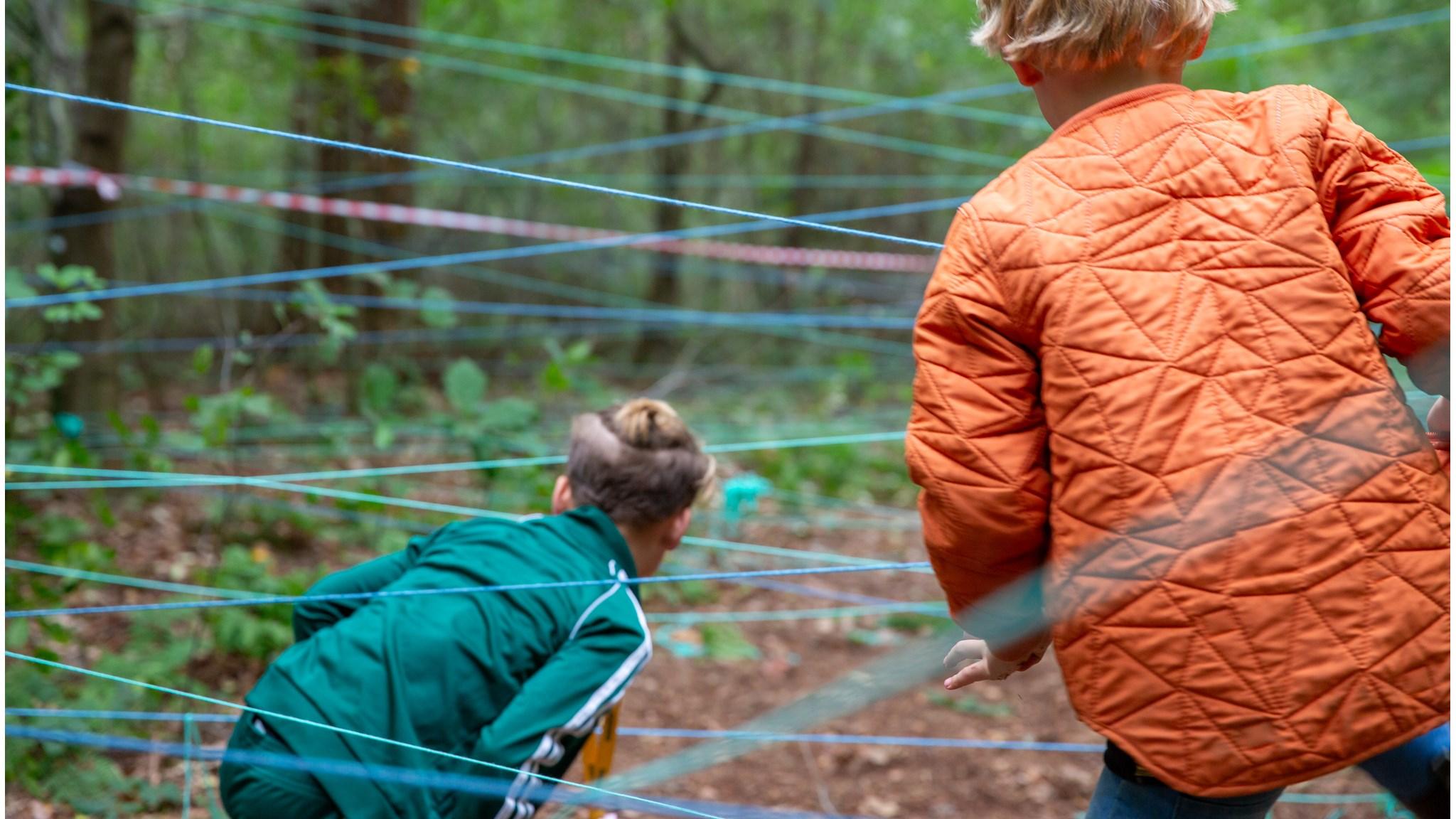 Kinderen spelen met touwlijnen in het bos bij Jenaplan Kindcentrum Sint Bonifatius in Dokkum. Kinderen spelen met touwlijnen in het bos bij Jenaplan Kindcentrum Sint Bonifatius in Dokkum.