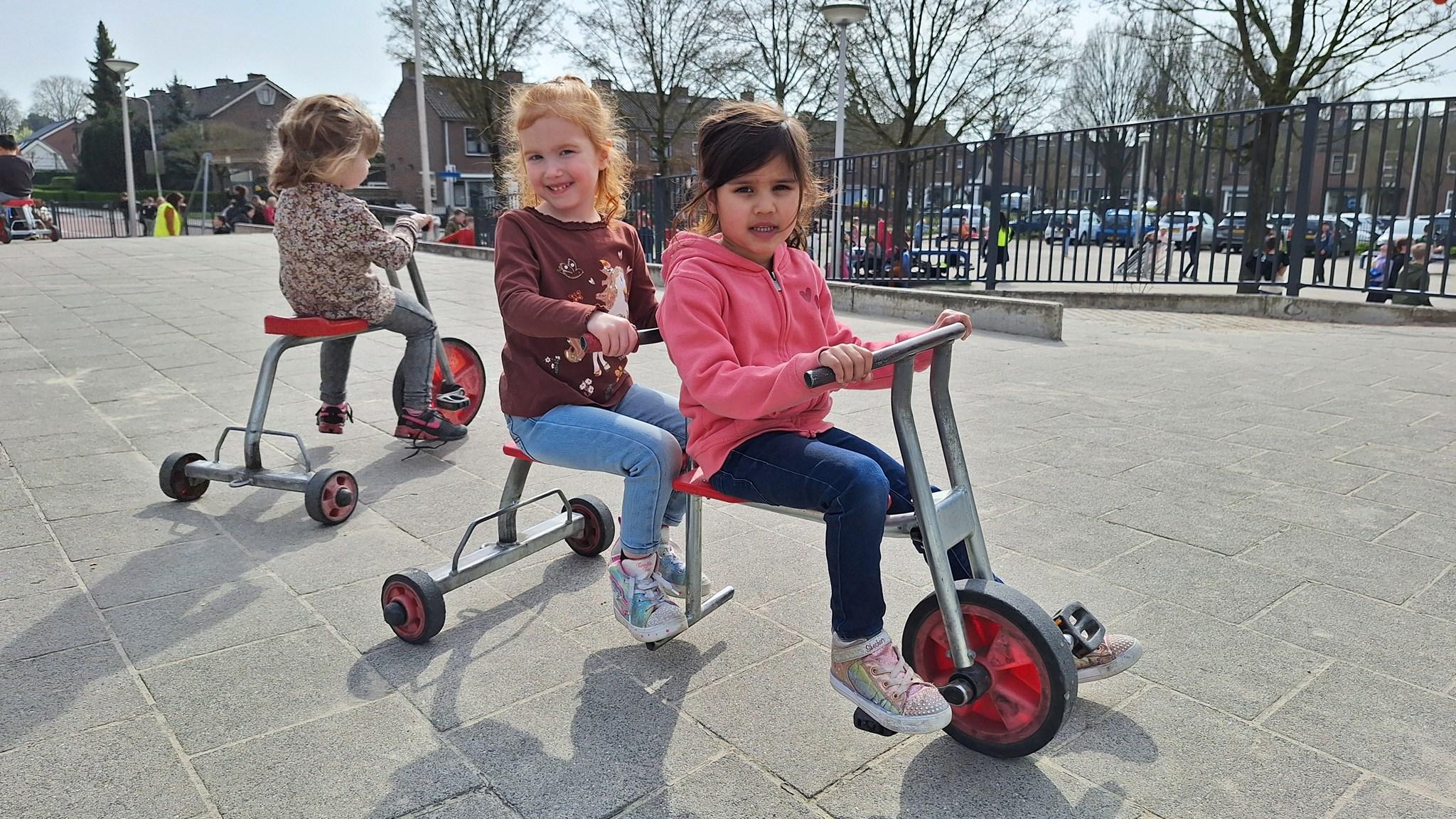 Kinderen spelen met trapfietsen op het schoolplein van Christelijke Basisschool De Regenboog in Amerongen. Kinderen spelen met trapfietsen op het schoolplein van Christelijke Basisschool De Regenboog in Amerongen.