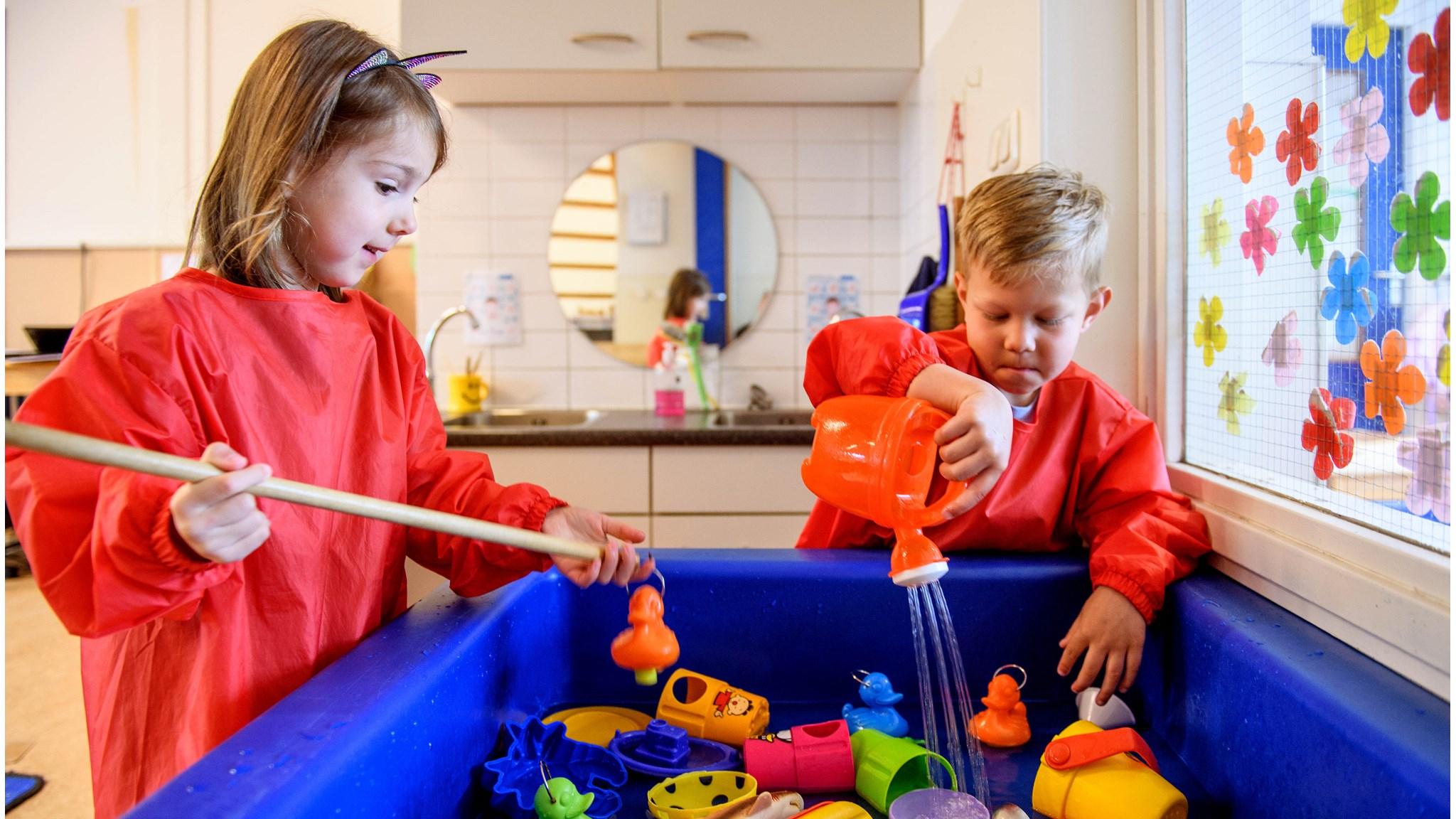 Kinderen spelen met water en speelgoed in de klas van Basisschool De Schelp in Wervershoof. Kinderen spelen met water en speelgoed in de klas van Basisschool De Schelp in Wervershoof.