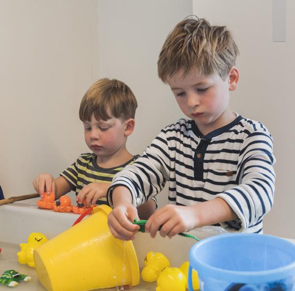 Kinderen spelen met water en speelgoed op Openbare Basisschool De Hasselbraam in Haaren. Kinderen spelen met water en speelgoed op Openbare Basisschool De Hasselbraam in Haaren.