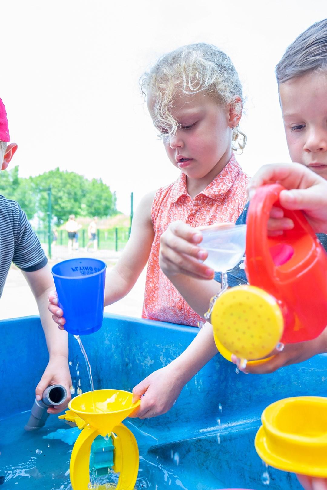 Kinderen spelen met water in de zand- en watertafel op Openbare Basisschool de Cocon in Alkmaar. Kinderen spelen met water in de zand- en watertafel op Openbare Basisschool de Cocon in Alkmaar.