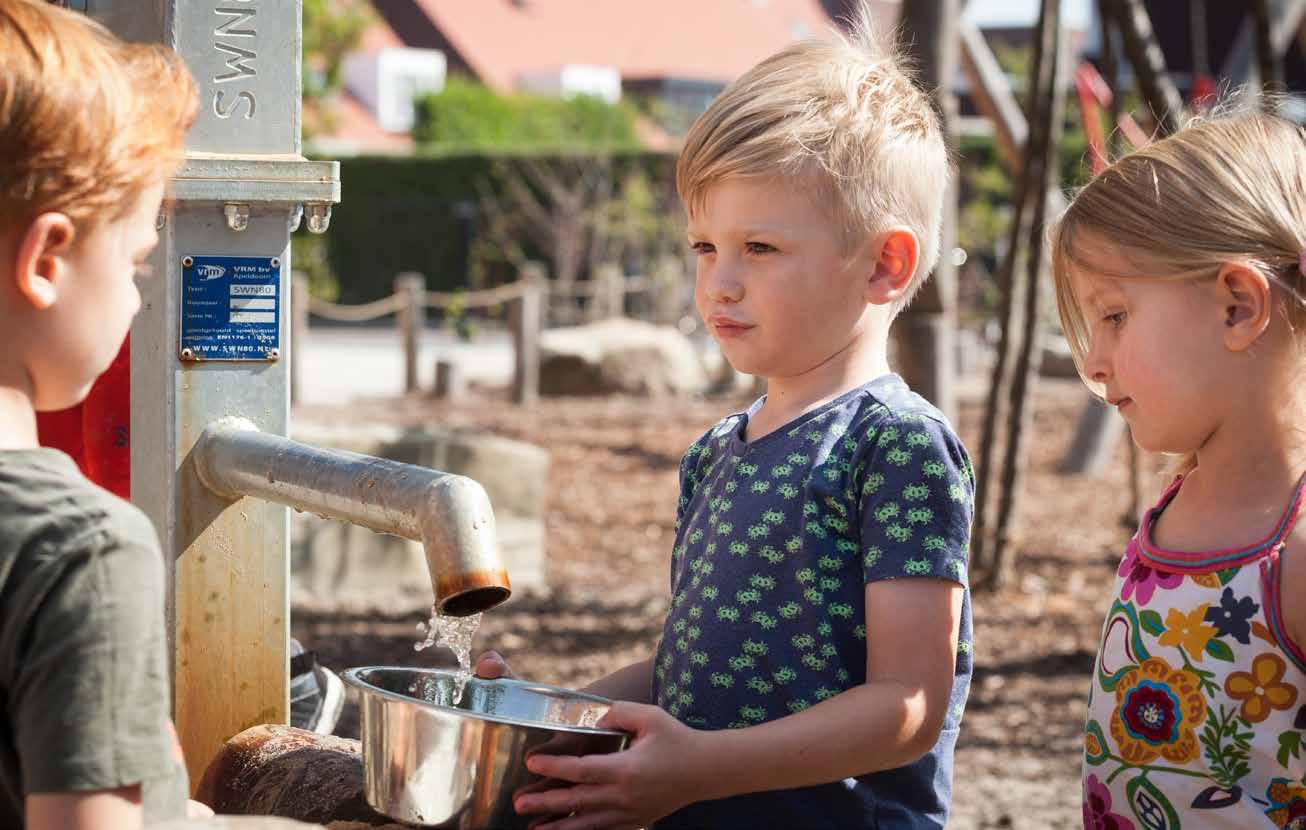 Kinderen spelen met water op het schoolplein van ATO-kindcentrum De Hoven in Rosmalen. Kinderen spelen met water op het schoolplein van ATO-kindcentrum De Hoven in Rosmalen.