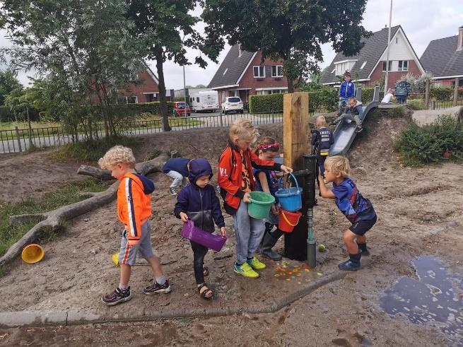 Kinderen spelen met water op het schoolplein van de Rooms Katholieke Basisschool Sint Martinus in Voorst. Kinderen spelen met water op het schoolplein van de Rooms Katholieke Basisschool Sint Martinus in Voorst.