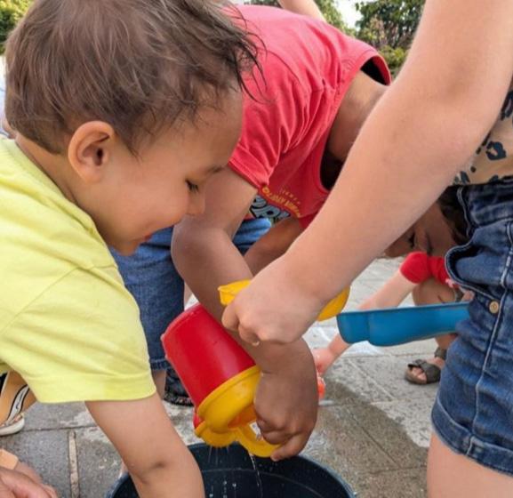 Kinderen spelen met water op het schoolplein van OBS Het Anker in Wijk bij Duurstede.