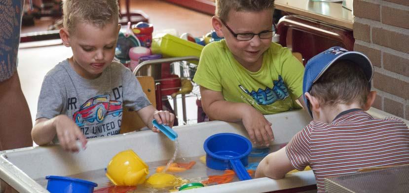 Kinderen spelen met water speelgoed in de basisschool van Basisschool de Plakkenberg in Silvolde. Kinderen spelen met water speelgoed in de basisschool van Basisschool de Plakkenberg in Silvolde.