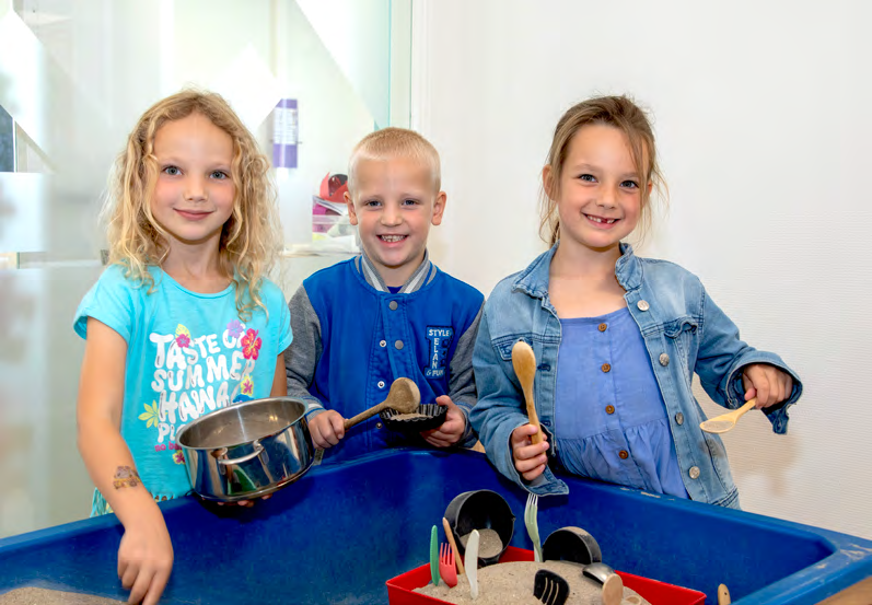 Kinderen spelen met zand en keukengerei in de speelruimte van OBS Bentwijzer in Benthuizen. Kinderen spelen met zand en keukengerei in de speelruimte van OBS Bentwijzer in Benthuizen.