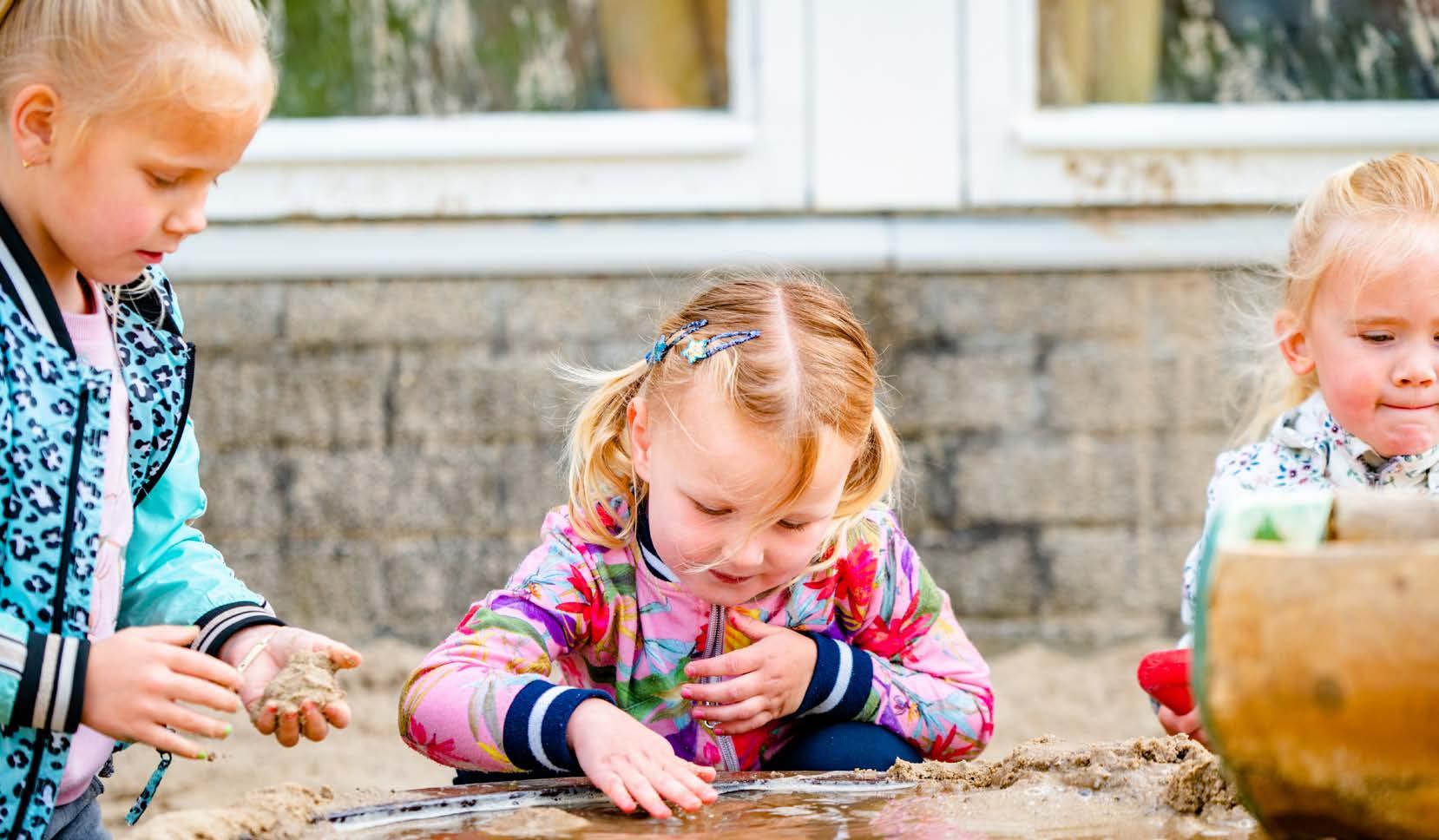 Kinderen spelen met zand en water op het schoolplein van De Ichthus in Zwolle. Kinderen spelen met zand en water op het schoolplein van De Ichthus in Zwolle.