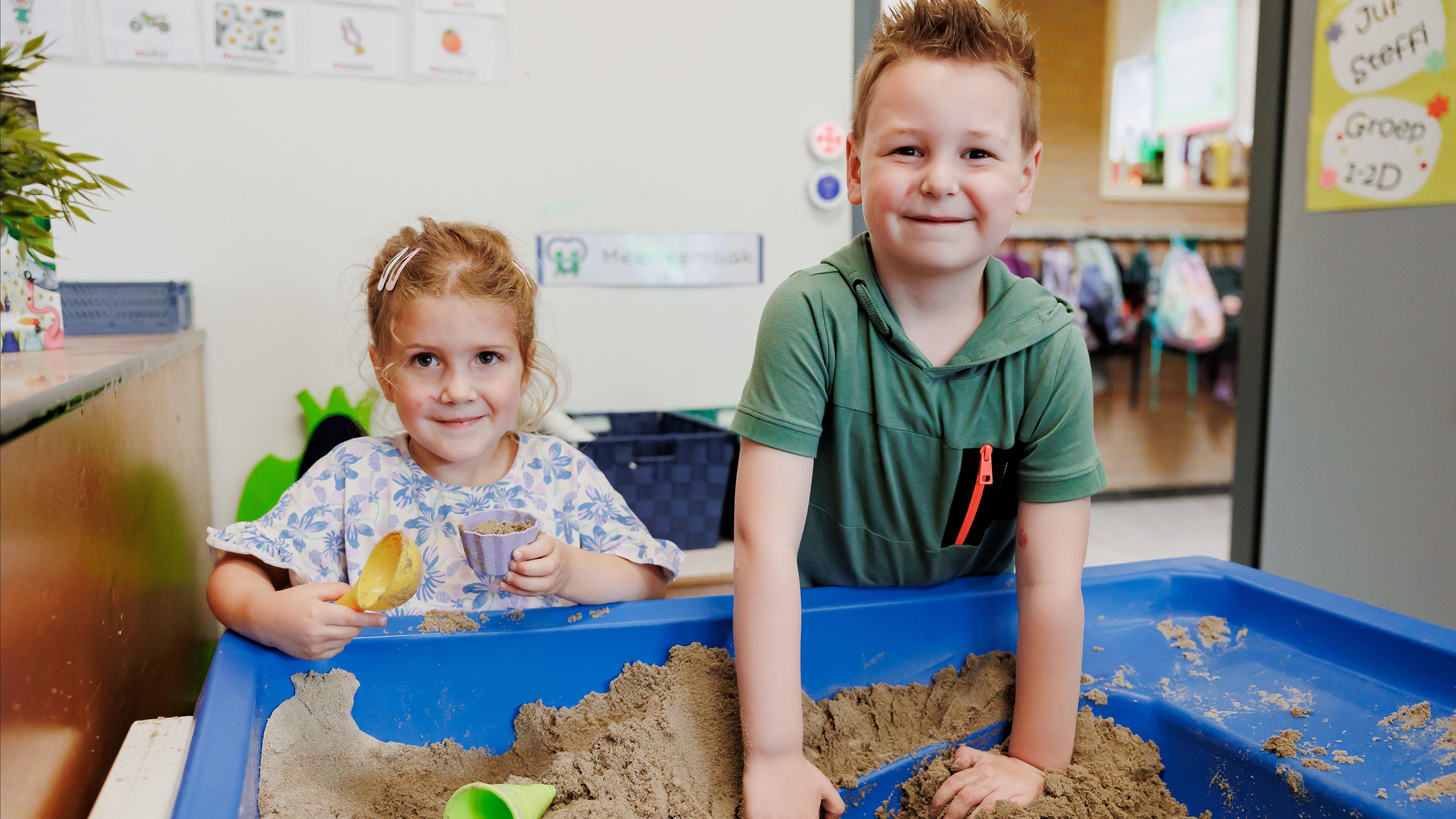 Kinderen spelen met zand in de zandbak op Basisschool Heilig Hart in Dongen. Kinderen spelen met zand in de zandbak op Basisschool Heilig Hart in Dongen.