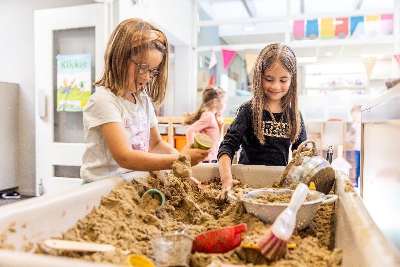 Kinderen spelen met zand in de zandbak op de Prins Mauritsschool in De Lier. Kinderen spelen met zand in de zandbak op de Prins Mauritsschool in De Lier.