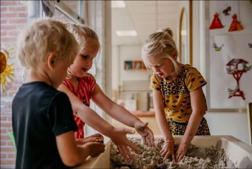 Kinderen spelen met zand in het speellokaal van CBS De Tarissing in Oudehaske. Kinderen spelen met zand in het speellokaal van CBS De Tarissing in Oudehaske.