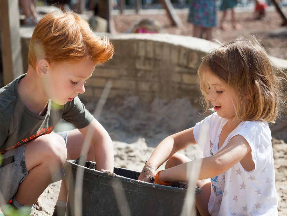 Kinderen spelen met zand op het schoolplein van ATO-kindcentrum De Hoven in Rosmalen. Kinderen spelen met zand op het schoolplein van ATO-kindcentrum De Hoven in Rosmalen.