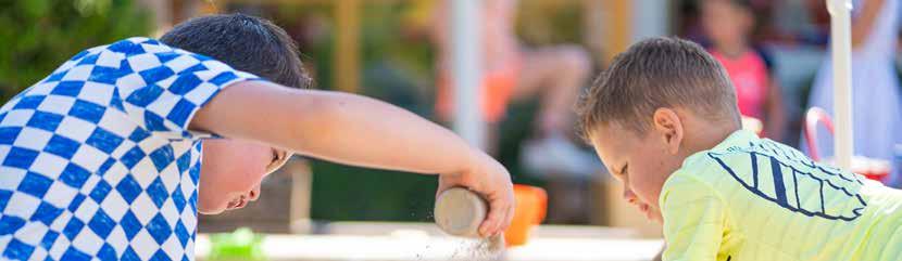 Kinderen spelen met zand op het schoolplein van Basisschool Regenboogschool in Middelburg. Kinderen spelen met zand op het schoolplein van Basisschool Regenboogschool in Middelburg.