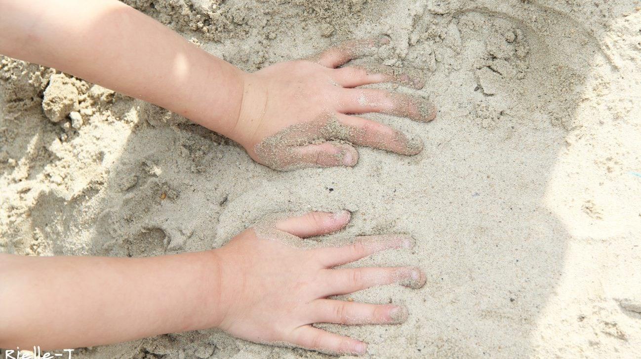Kinderen spelen met zand op het schoolplein van Talent - Jan Ligthartschool Driecant in Tilburg. Kinderen spelen met zand op het schoolplein van Talent - Jan Ligthartschool Driecant in Tilburg.