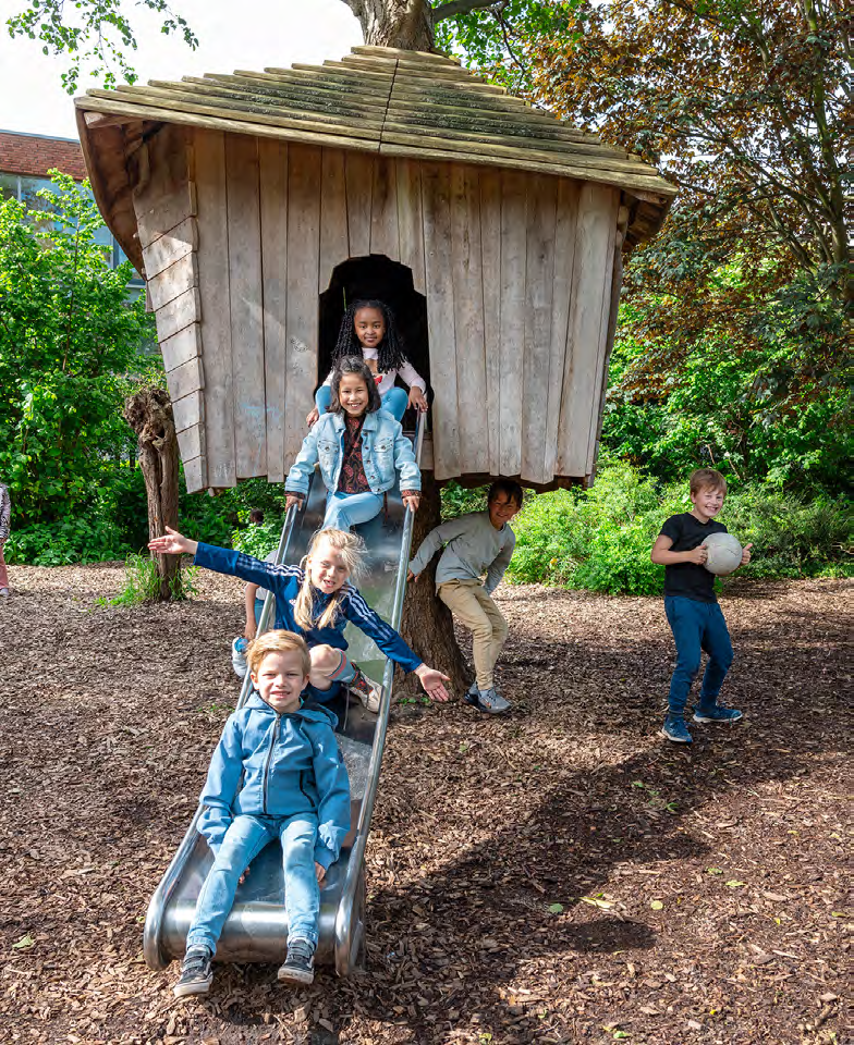Kinderen spelen op de glijbaan bij Het Spectrum in Rotterdam. Kinderen spelen op de glijbaan bij Het Spectrum in Rotterdam.