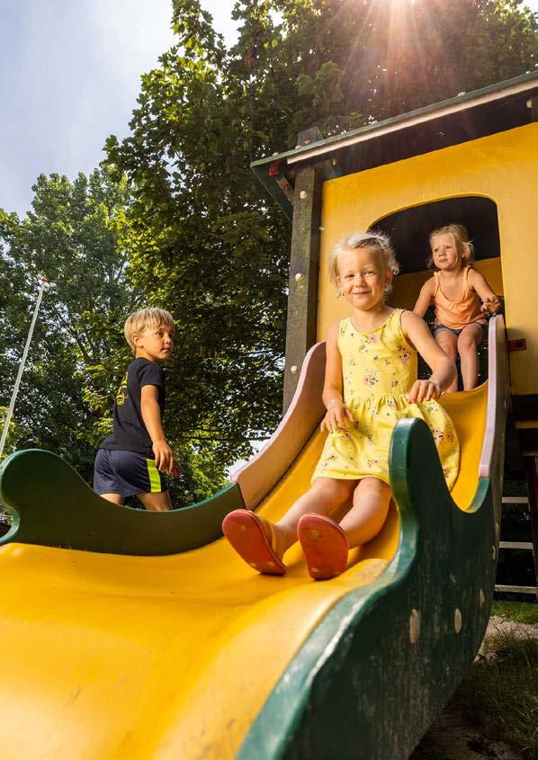 Kinderen spelen op de glijbaan op het schoolplein van de Eben Haezerschool in Oosterzee. Kinderen spelen op de glijbaan op het schoolplein van de Eben Haezerschool in Oosterzee.
