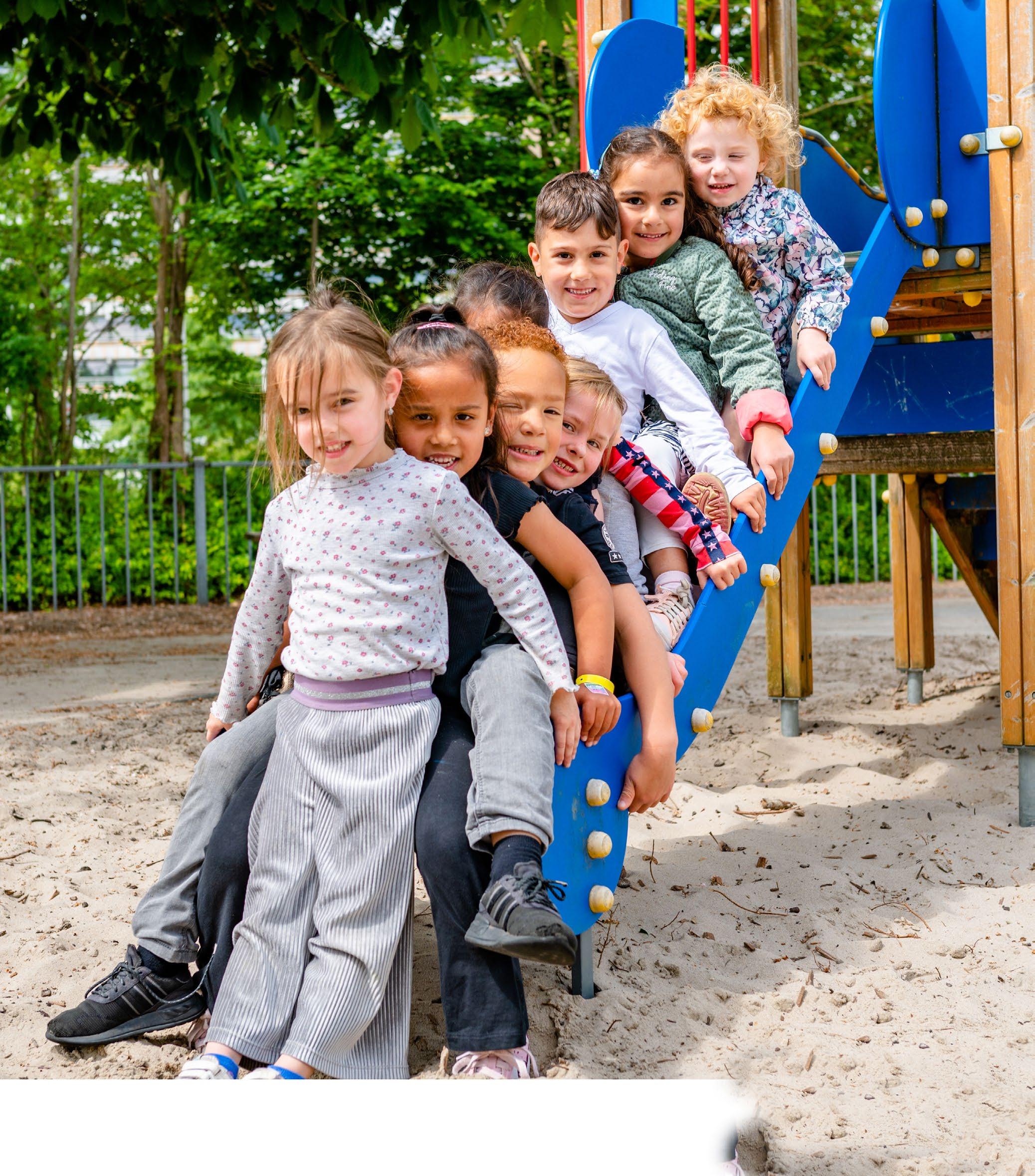 Kinderen spelen op de glijbaan op het schoolplein van Het Stroomdal in Zwolle. Kinderen spelen op de glijbaan op het schoolplein van Het Stroomdal in Zwolle.