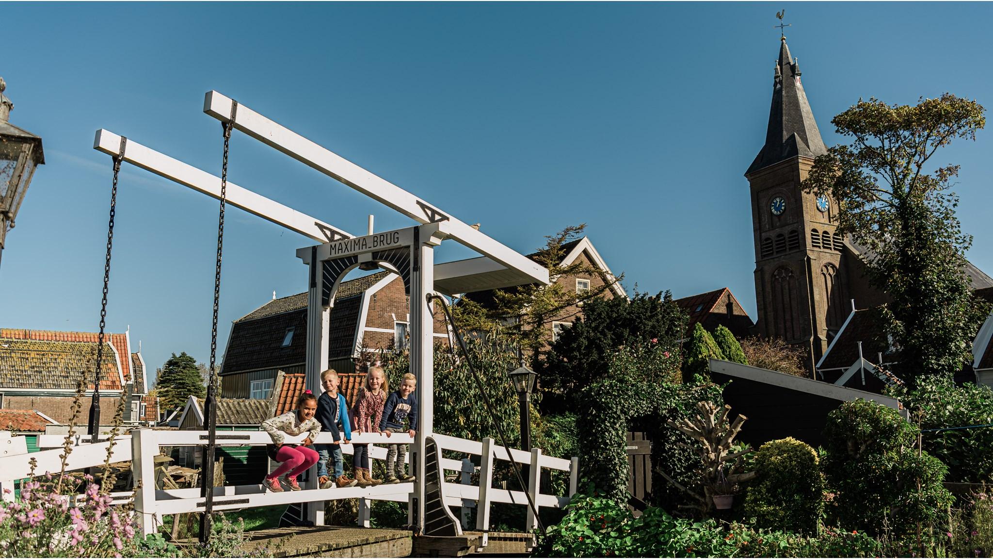 Kinderen spelen op de Maxima-brug vlakbij De Rietlanden in Marken.