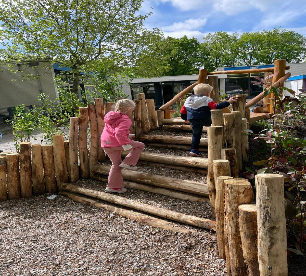 Kinderen spelen op de natuurspeelplaats bij Basisschool De Rode Schouw in Halsteren. Kinderen spelen op de natuurspeelplaats bij Basisschool De Rode Schouw in Halsteren.