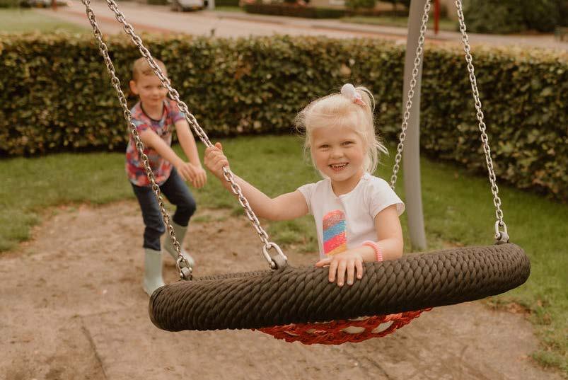 Kinderen spelen op de schommel in het schoolplein van Christelijke Basisschool de Roerganger in Heerenveen. Kinderen spelen op de schommel in het schoolplein van Christelijke Basisschool de Roerganger in Heerenveen.