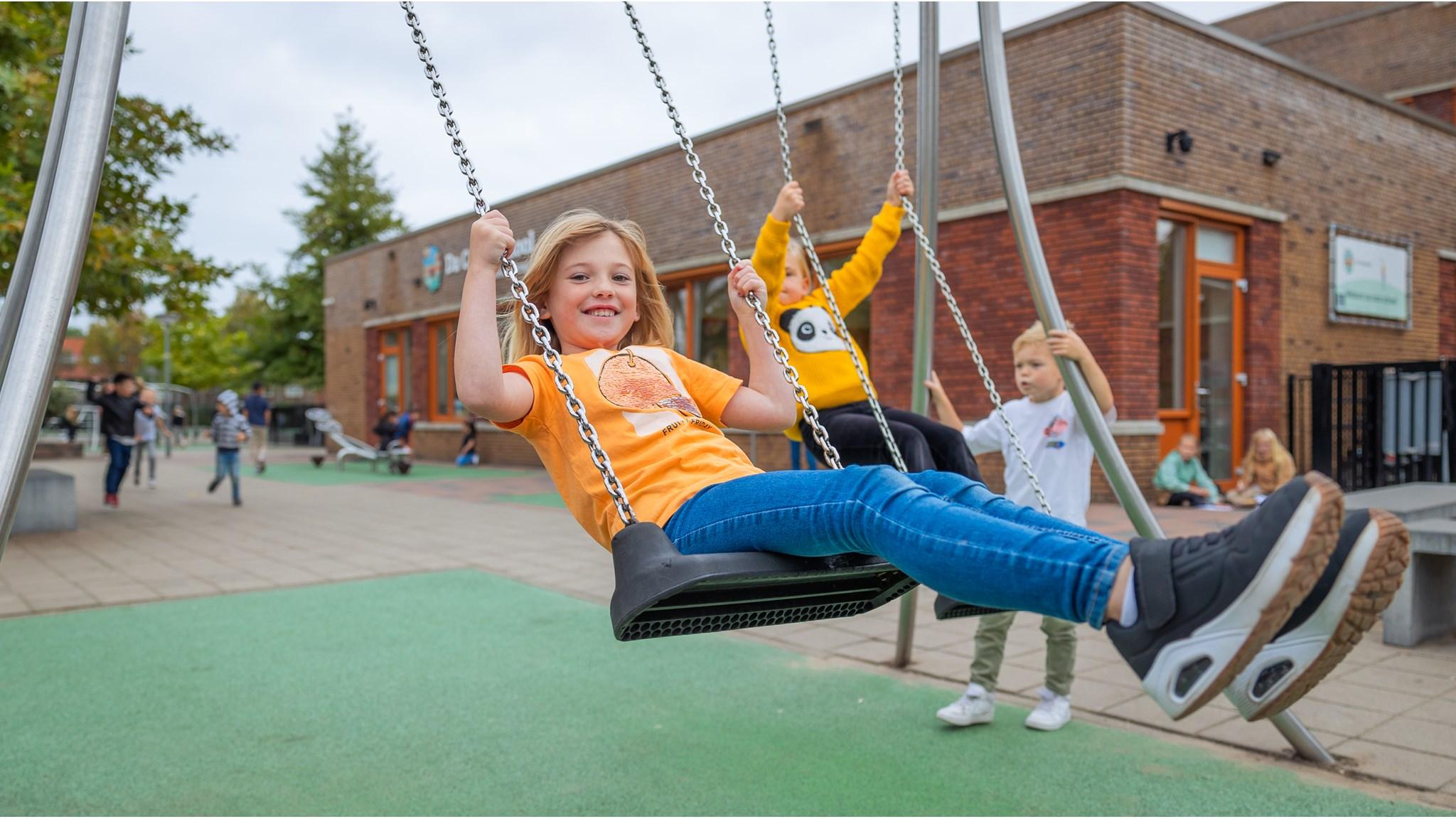 Kinderen spelen op de schommels op het schoolplein van de Da Costaschool in Hilversum. Kinderen spelen op de schommels op het schoolplein van de Da Costaschool in Hilversum.