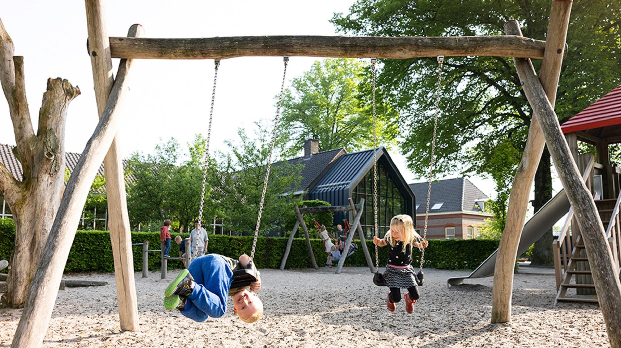 Kinderen spelen op de schommels op het schoolplein van Montessori Sterrenschool Geerstraat in Vaassen. Kinderen spelen op de schommels op het schoolplein van Montessori Sterrenschool Geerstraat in Vaassen.