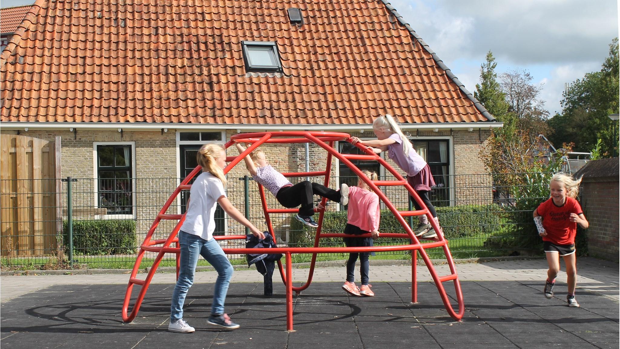 Kinderen spelen op de speelplaats van Basisschool St Gregorius in Blauwhuis. Kinderen spelen op de speelplaats van Basisschool St Gregorius in Blauwhuis.