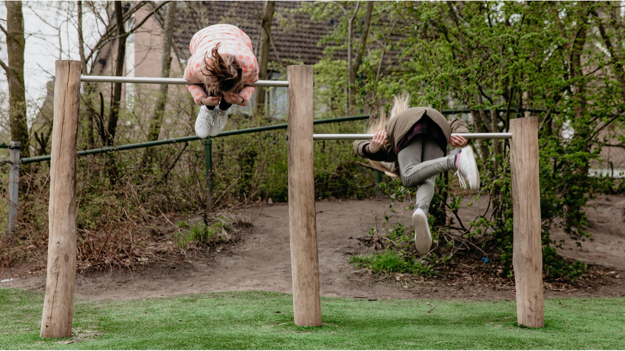 Kinderen spelen op de speeltoestellen in het schoolplein van KOC De Brakken in Rijen. Kinderen spelen op de speeltoestellen in het schoolplein van KOC De Brakken in Rijen.