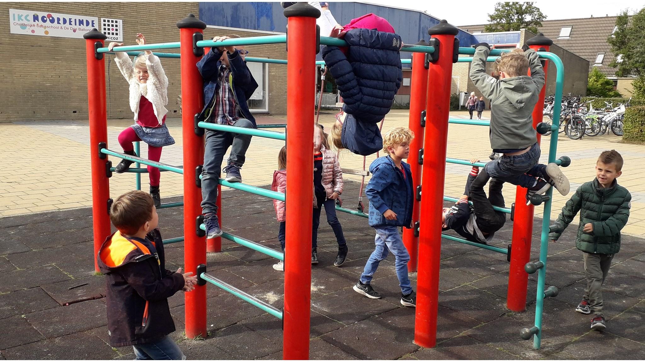 Kinderen spelen op de speeltoestellen op het schoolplein van IKC Noordeinde in Zoetermeer. Kinderen spelen op de speeltoestellen op het schoolplein van IKC Noordeinde in Zoetermeer.