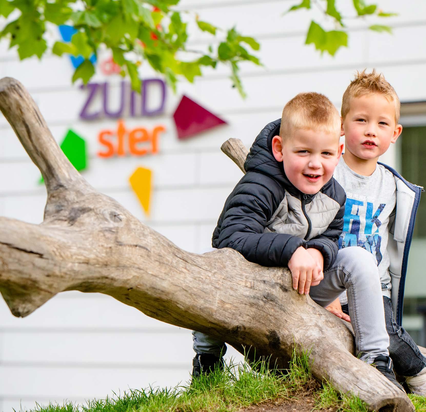 Kinderen spelen op een boomstam op het schoolplein van De Ichthus in Zwolle. Kinderen spelen op een boomstam op het schoolplein van De Ichthus in Zwolle.