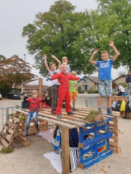 Kinderen spelen op een constructie van pallets op het schoolplein van Rooms Katholieke Basisschool Sint Martinus in Voorst. Kinderen spelen op een constructie van pallets op het schoolplein van Rooms Katholieke Basisschool Sint Martinus in Voorst.