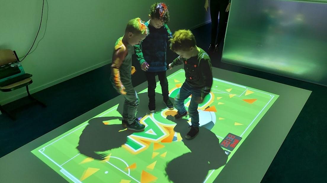 Kinderen spelen op een interactieve projectie in de klas van Basisschool Klimop in Rijkevoort. Kinderen spelen op een interactieve projectie in de klas van Basisschool Klimop in Rijkevoort.