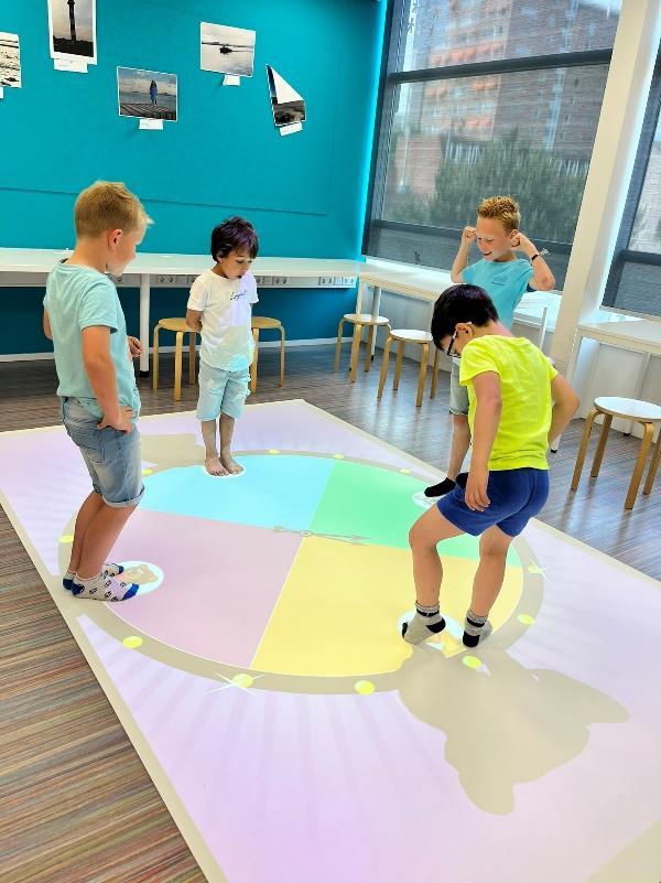 Kinderen spelen op een interactieve speelvloer in de Jozefschool voor Katholiek Basisonderwijs in Hoek van Holland. Kinderen spelen op een interactieve speelvloer in de Jozefschool voor Katholiek Basisonderwijs in Hoek van Holland.