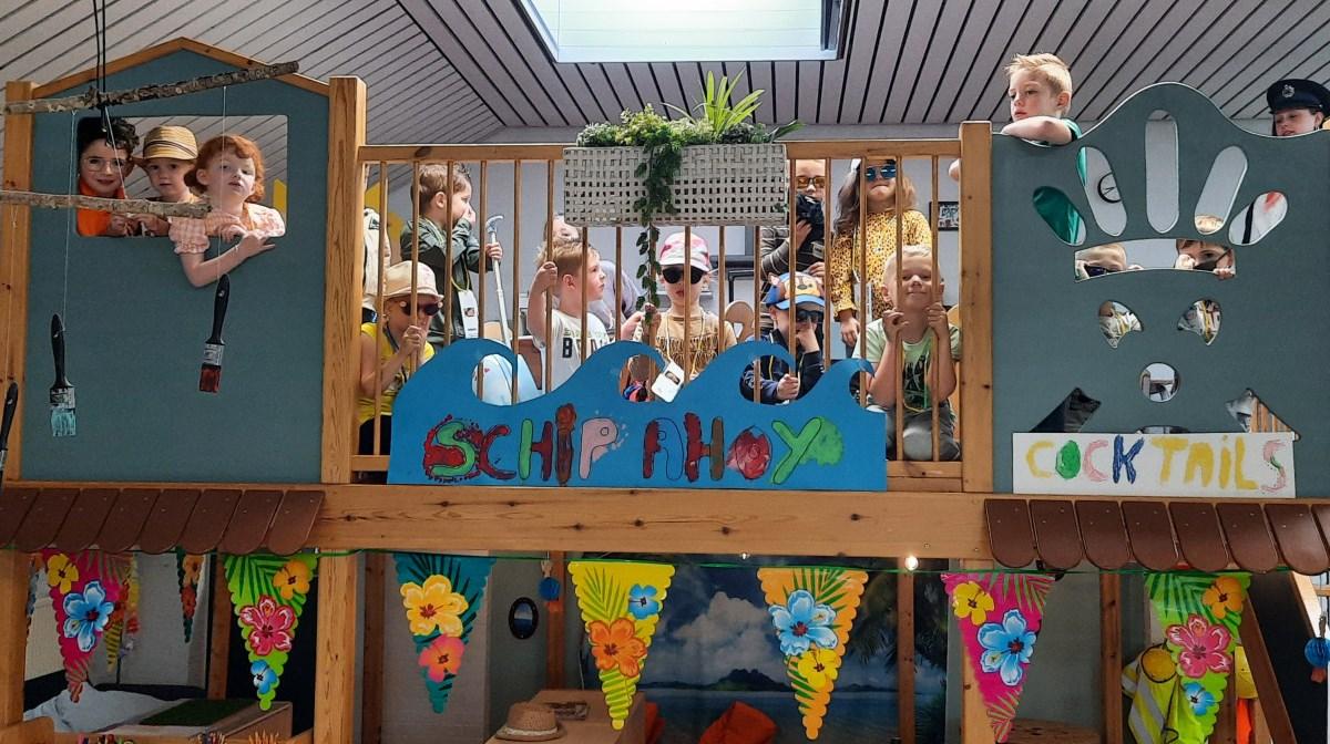 Kinderen spelen op het schip in Basisschool De Heihorst te Heibloem. Kinderen spelen op het schip in Basisschool De Heihorst te Heibloem.