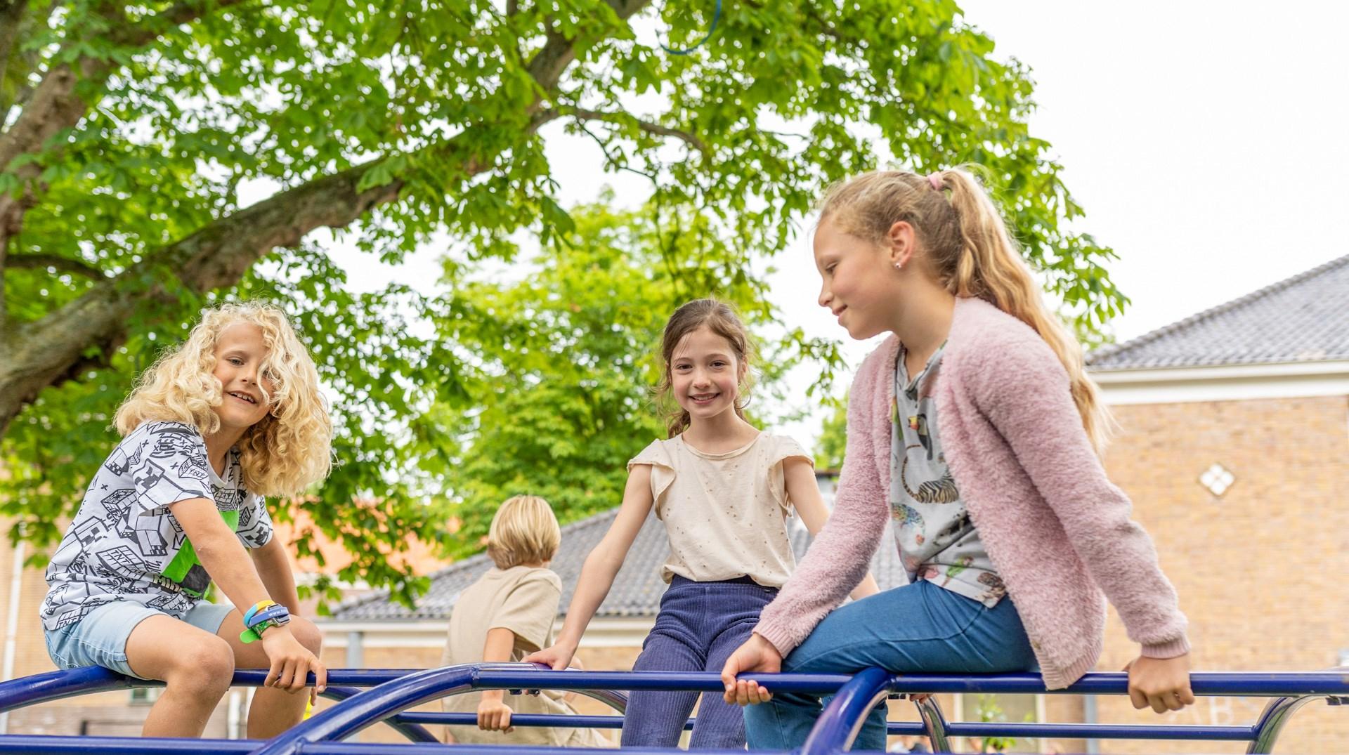 Kinderen spelen op het schoolplein van ABS Middelburg in Middelburg. Kinderen spelen op het schoolplein van ABS Middelburg in Middelburg.