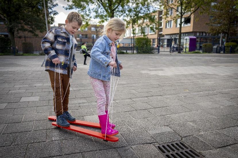 Kinderen spelen op het schoolplein van Albert Schweitzer in Rotterdam met een loopspel. Kinderen spelen op het schoolplein van Albert Schweitzer in Rotterdam met een loopspel.