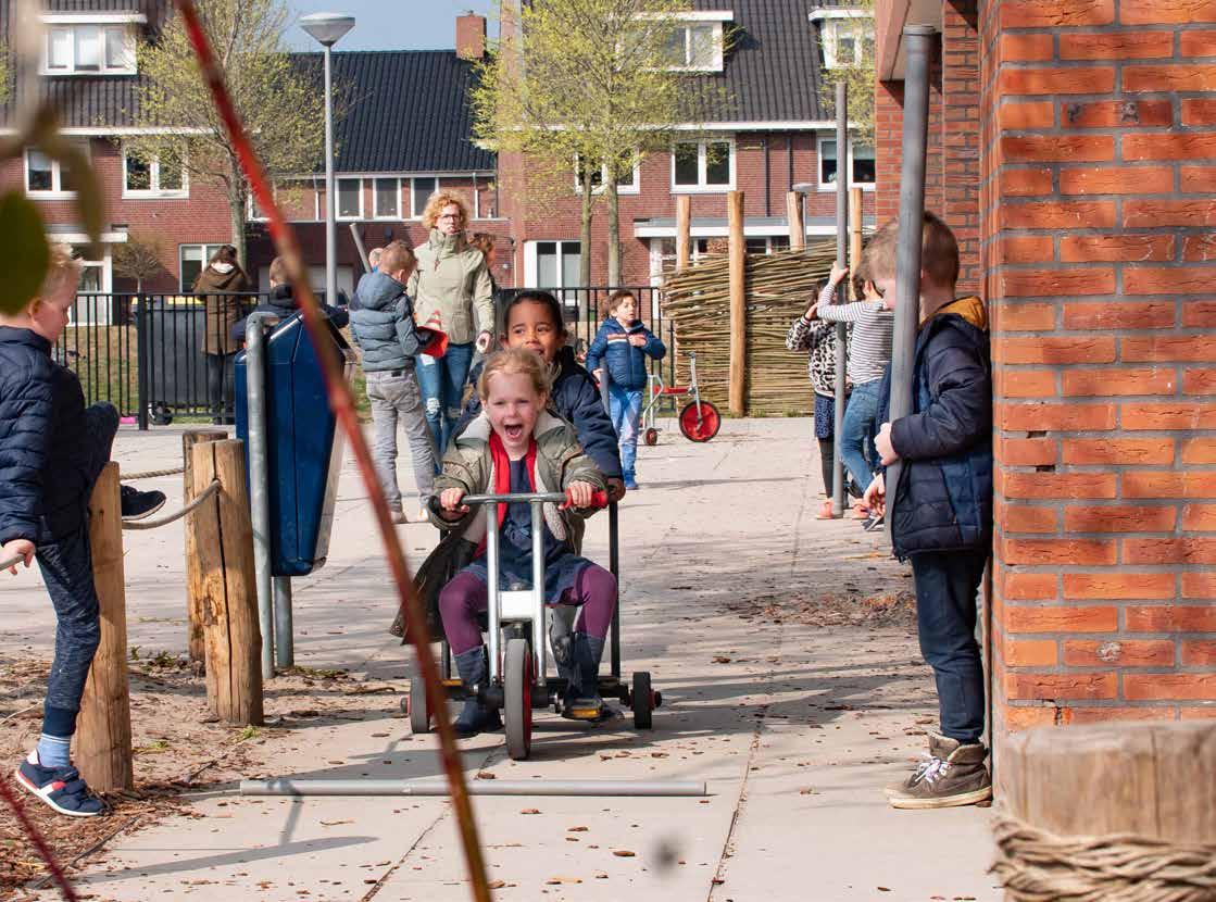 Kinderen spelen op het schoolplein van ATO-kindcentrum De Hoven in Rosmalen. Kinderen spelen op het schoolplein van ATO-kindcentrum De Hoven in Rosmalen.
