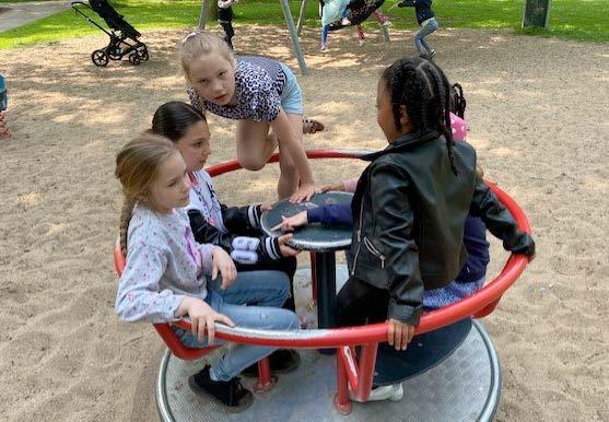 Kinderen spelen op het schoolplein van Avonturijn in Vlaardingen. Kinderen spelen op het schoolplein van Avonturijn in Vlaardingen.